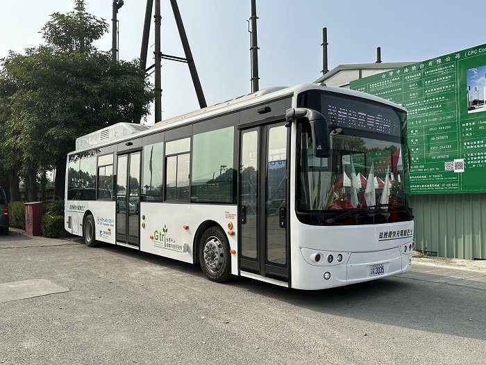 台灣中油於現場展示首輛國產鈦酸鋰電池電巴。 高雄市經發局/提供