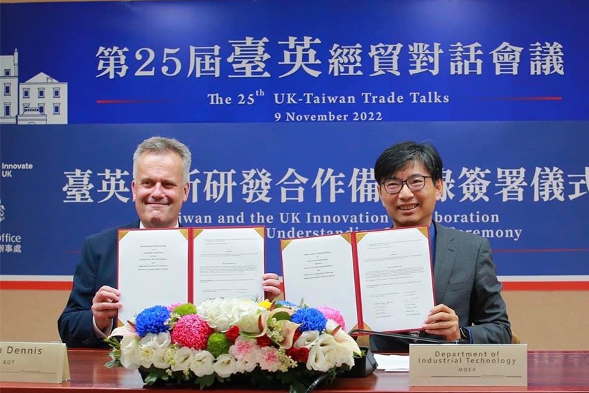 在經濟部技術處與英國創新局簽署「臺英創新研究發展合作備忘錄」後宣布雙邊創新研發合作計畫正式啟動，共同鼓勵臺英產業進行科研合作。 工研院/提供