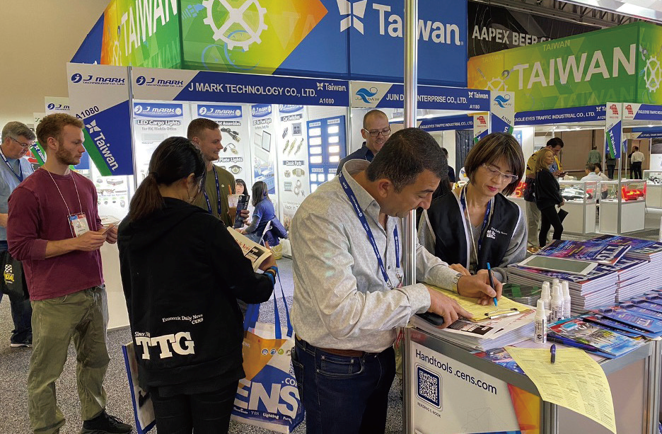 The Economic Daily News/ CENS booth at 2022 AAPEX has attracted crowds of buyers searching for information on Taiwan’s exhibitors. (Photo courtesy of CENS)