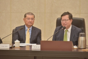 電電公會理事長李詩欽（左）與行政院副院長鄭文燦。電電公會／提供