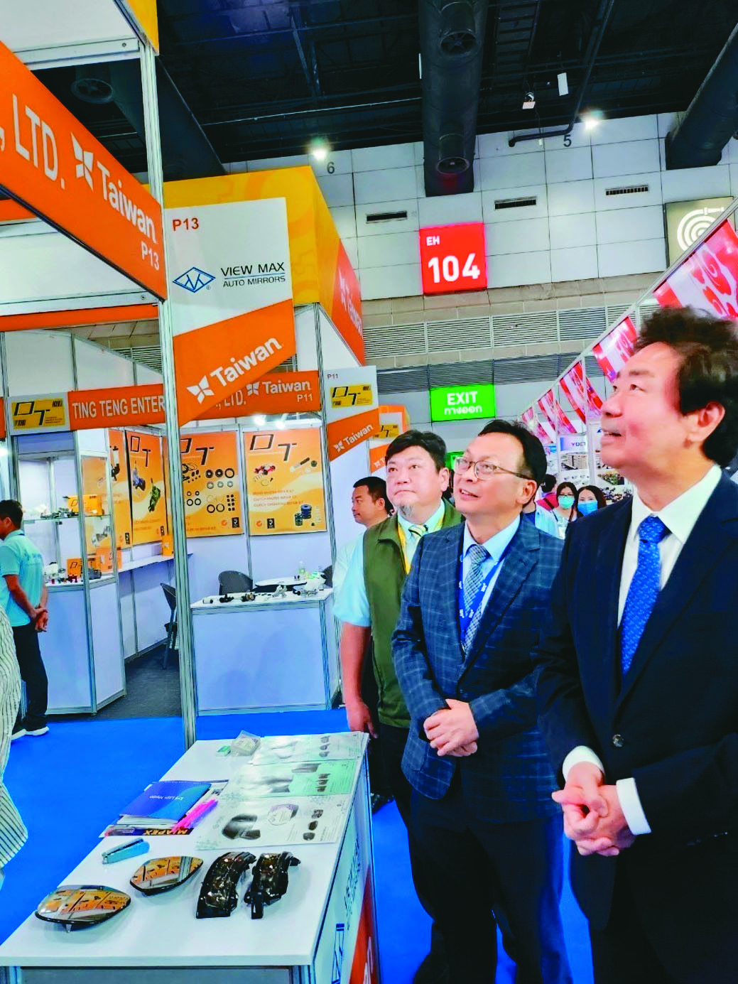 經濟日報副社長周祖誠陪同駐泰代表莊碩漢，逐一訪視參展的台灣廠商。 戴志蘭／攝影
