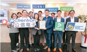 公信电子总经理吴惠瑜（前排左三起）代表接受德凯台湾董事总经理李俊仪颁发ISO 26262证书。（业者／提供）