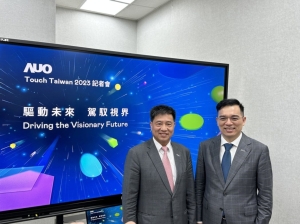 友达今年在Touch Taiwan展宣示携手生态圈迈向Micro LED量产元年。左为友达董事长彭双浪、右为友达执行长暨总经理柯富仁。记者马瑞璇／摄影