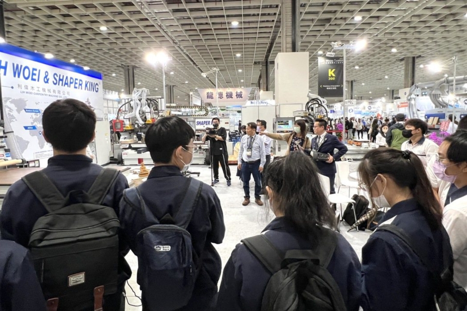 「2023年台灣國際木工機械展（WOOD TAIWAN）」吸引神岡高工師生觀展，共同學習觀摩。 黃奇鐘／攝影