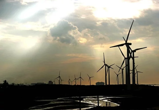 國發會於2022年3月及12月分別發布「台灣2050淨零排放路徑藍圖」及「12項關鍵戰略行動計畫」，設立明確目標加速發展再生能源，風電及太陽光電為發展主軸。報系資料照