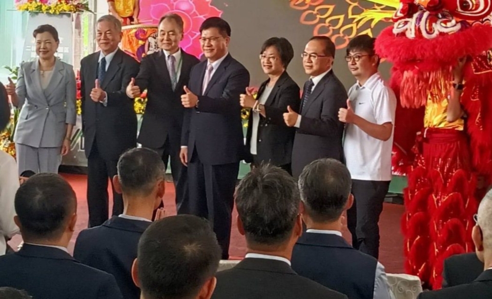 成運汽車為台灣打造性能優質的電巴，並成為全球電巴產業供應鏈的明星企業。董事長吳定發（左三）與彰化縣長王惠美、總統府秘書長林佳龍、沈榮津資政與經濟部長王美花等出席貴賓合影。翁永全/攝影