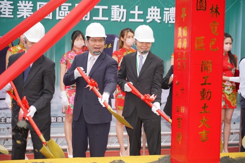 總統府秘書長林佳龍（中）、董事長吳定發（右）與多位賓貴同執鏟。成運/提供