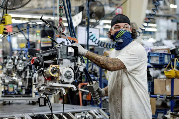 大陸物流與採購聯合會發布4月全球製造業PMI為48.6%，較上月下降0.5個百分點。圖為明尼蘇達州在滑雪車工廠生產線工作的工人。 (路透)