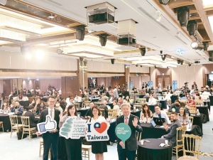 工具机公会副秘书长黄瑞庭（前排左起）、外贸协会副秘书长李惠玲、PMC精机中心协理周丽蓉、台湾智慧自动化与机器人协会理事长丝国一与供应链伙伴及海外买主合影。黄奇钟／摄影