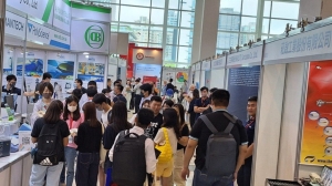 高雄自动化展暨高雄化工仪器第二天，会场涌现人潮。 吴国栋/摄影