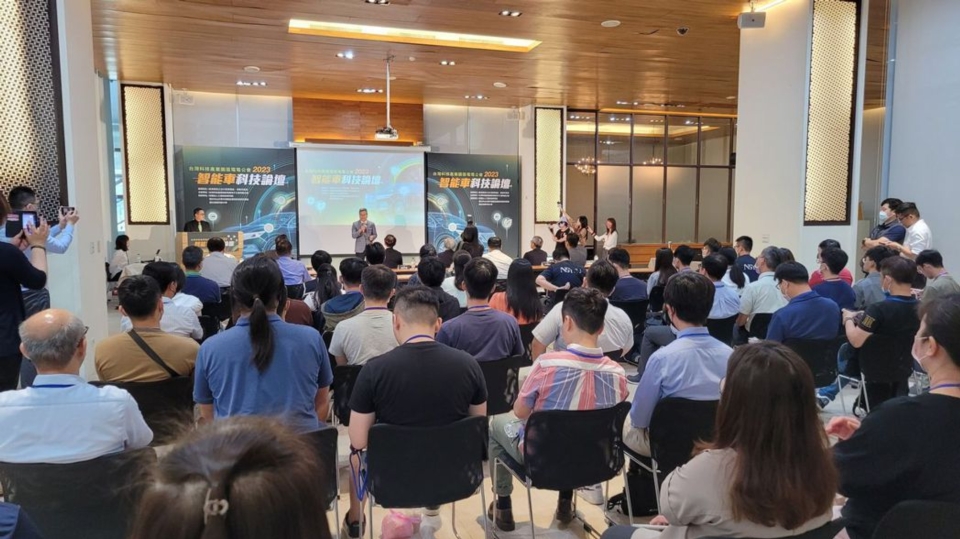 台灣科技產業園區電電公會理事長周光春致詞表示，因應2050年達成淨零碳排，故今年以「智能車」做為科技論壇的主軸。 李福忠／攝影