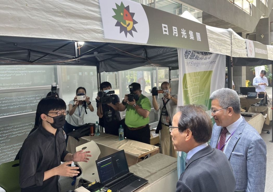 台灣科技產業園區電電公會理事長周光春（右一）陪同高雄市副市長林欽榮（右二），聽取展出業者做產品介紹。 李福忠／翻攝