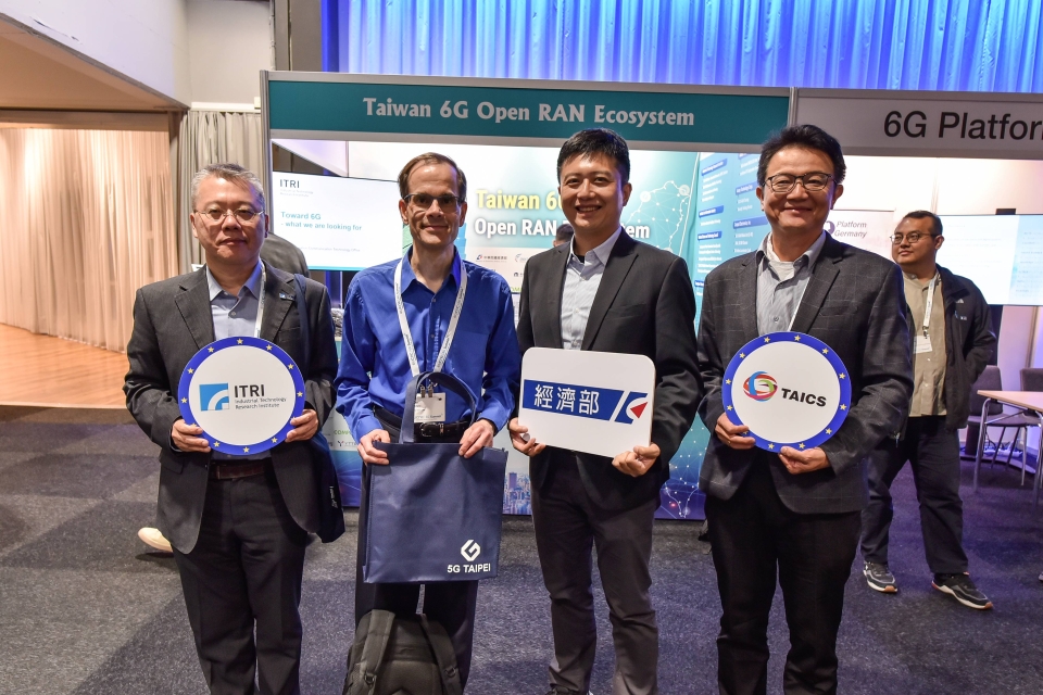 The Taiwanese team from MoEA (Dr. CH Chang, Officer), ITRI (Dr. PA Ting, Director General), and TAICS (Mr. Bright Tai, Deputy Secretary General), gathers with Dr. Mikko Uusitalo, the project lead of the European flagship Hexa II, in front of the Taiwan Booth. (Credit: Ministry of Economic Affairs)