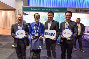 The Taiwanese team from MoEA (Dr. CH Chang, Officer), ITRI (Dr. PA Ting, Director General), and TAICS (Mr. Bright Tai, Deputy Secretary General), gathers with Dr. Mikko Uusitalo, the project lead of the European flagship Hexa II, in front of the Taiwan Booth. (Credit: Ministry of Economic Affairs)