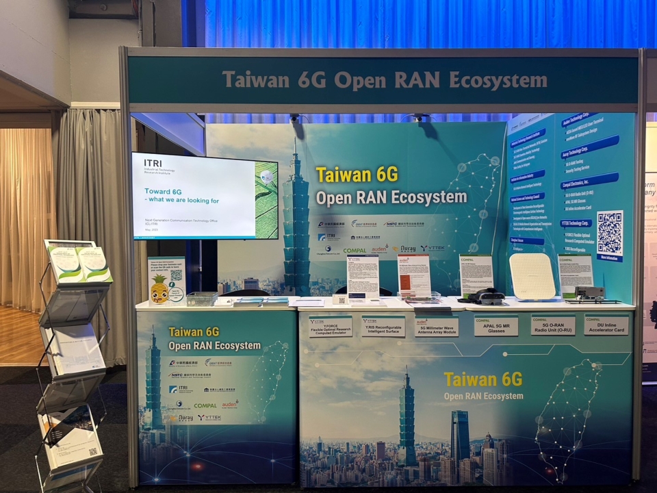 At the Taiwan 6G exhibition booth, Compal Electronics showcased 6G digital-twin MR smart glasses, a compact base station, and a high-efficiency DU acceleration card. Auden Tech exhibited high-power millimeter-wave antenna RF modules and communication terminal equipment for medium-to-low orbit satellites. YTTEK presented a low-power 6G communication solution called LC-RIS (Liquid Crystal Reconfigurable Intelligent Surfaces). (Credit: Ministry of Economic Affairs)