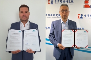 斯洛伐克與臺灣簽屬氫能與燃料電池MOU，左為斯洛伐克國家氫能協會Jan Weiterschutz主席、右為台灣氫能與燃料電池夥伴聯盟左峻德召集人。