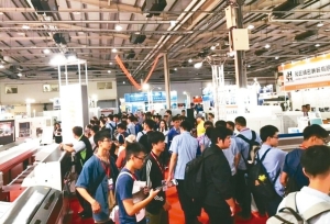 经济日报举办台中自动化暨塑橡胶展，是台湾中部地区最具专业性的工业展，图为上届展出盛况。黄奇钟／摄影