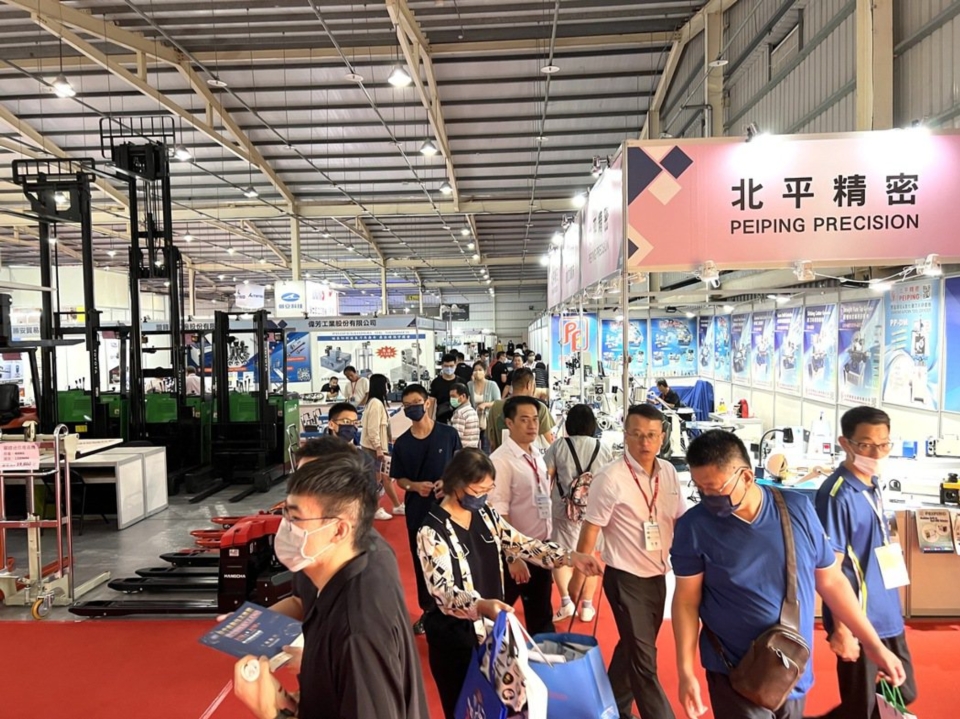 今（16）日，適逢假日，吸引眾多觀展人潮。 黃奇鐘／攝影