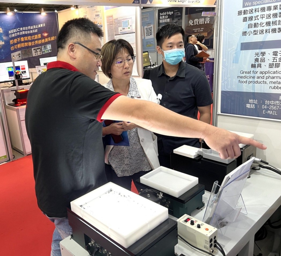 韋成振動送料機，現場吸引客戶詢問高。 黃奇鐘／攝影