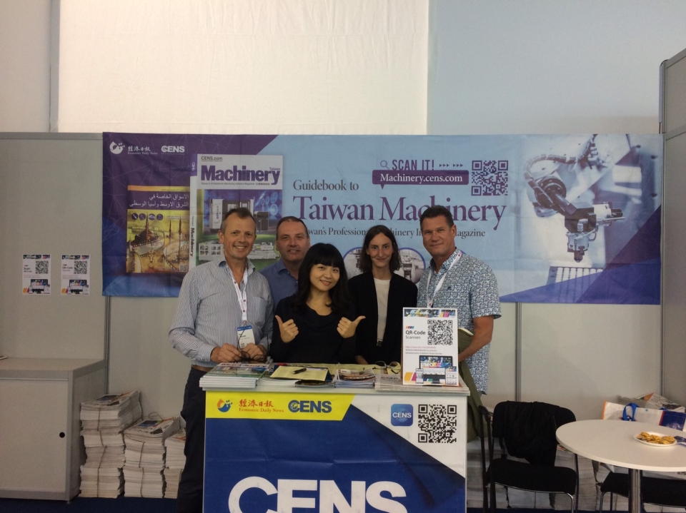 After completing CENS’ biz matchmaking form, international buyers happily gathered for a photo with a member of the CENS publication team at EMO 2019. (Photo courtesy of CENS)