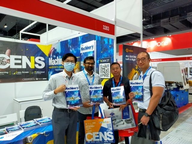 At Metaltech 2023, several buyers pose with a member of the CENS publication team, each holding a copy of “Taiwan Machinery.” (Photo courtesy of CENS)
