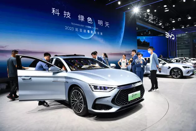 大陸國家發改委公布《關於恢復和擴大消費的措施》，涉及六大方面20條措施，當中以新能源車相關政策最受矚目，業界看好將激勵比亞迪等當地造車勢力量能大增，供應鏈大進補。（新華社）