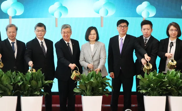 台湾碳权交易所昨天举行开幕揭牌典礼，包括蔡总统（中）与行政院长陈建仁（左三）等贵宾都南下参加。记者刘学圣／摄影