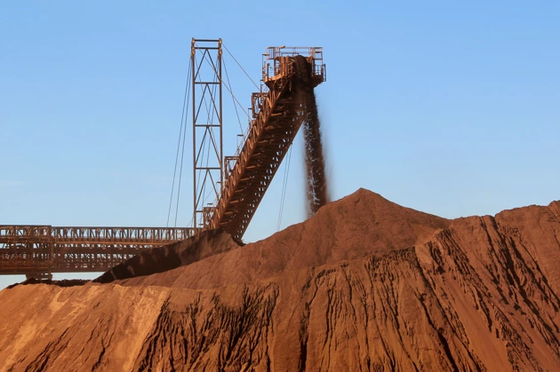 国际铁矿砂价格7日盘中跌破每吨100美元，触及6月初来最低水准。（路透）
