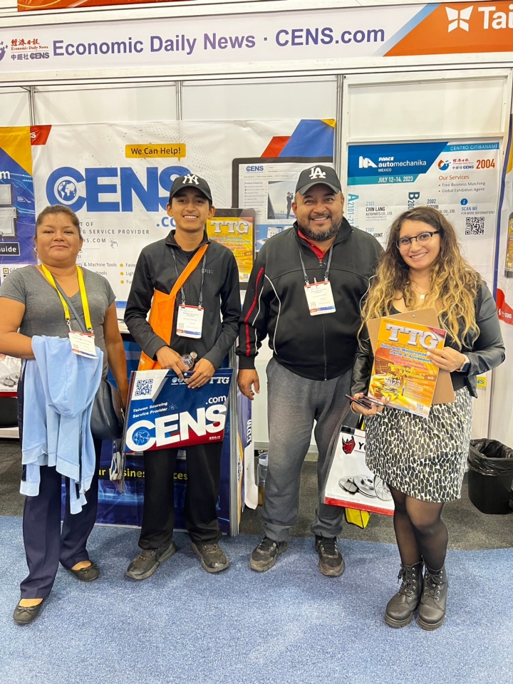 Following the completion of CENS` business matchmaking form, international buyers gathered with a member of the CENS publication team at INA PAACE 2023, capturing a moment of satisfaction. (Photo courtesy of CENS)