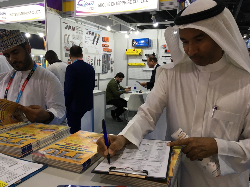 A buyer attentively filled out CENS’ business matchmaking form at Automechanika Dubai 2022. (Photo courtesy of CENS)