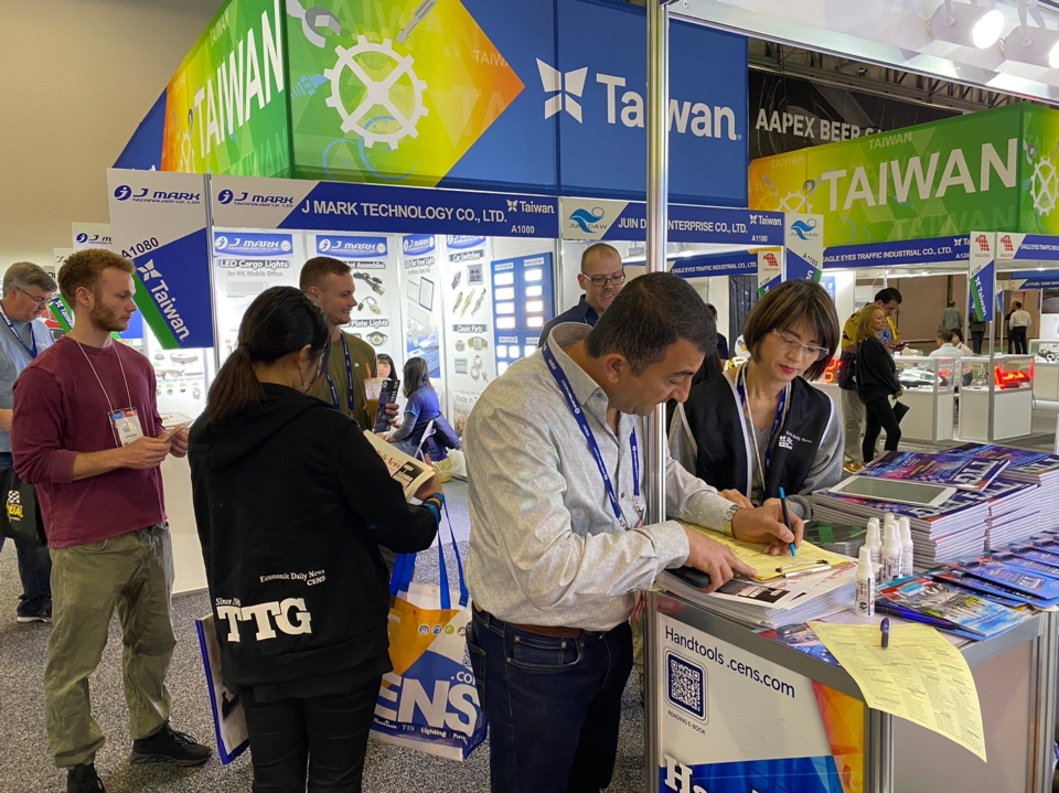 Economic Daily News/CENS booth at the 2022 AAPEX event drew a throng of buyers seeking information about Taiwan`s exhibitors. (Photo Courtesy of CENS)