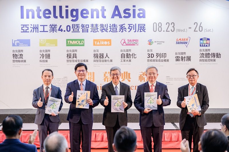 行政院院長陳建仁（中）、總統府秘書長林佳龍（左二）受邀出席開幕式，並接下台灣智慧自動化與機器人協會代表致送產業白皮書。 智動協會/提供
