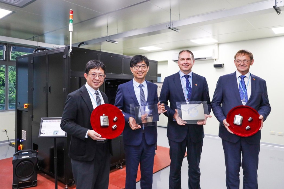 參觀超快雷射研發創新中心，展示飛秒雷射應用於物質表面之精準加工。由工研院副總暨資深技術專家吳志毅（左起）、經濟部技術處長邱求慧、立陶宛貿易代表處代表盧思融（Paulius Lukauskas）、立陶宛雷射協會長Gediminas Račiukaitis合影。 工研院/提供