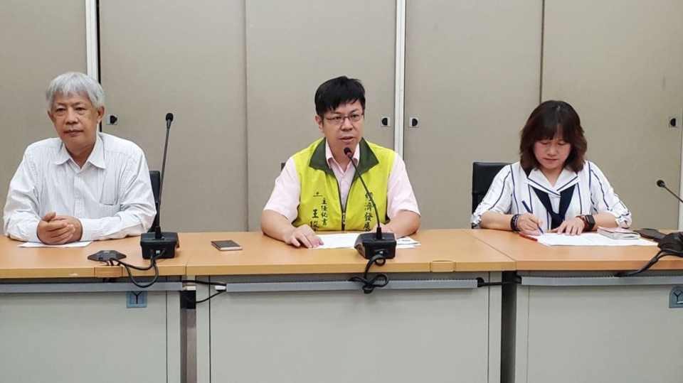 記者會上，由台南市政府經發局投資商務科科長林世榮（左起）、主任秘書王俊博、經濟日報主任唐秀麗共同主持。 張傑/攝影