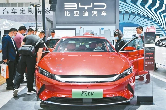 歐盟對大陸電動車啟動反補貼調查，未來恐開徵27.5%關稅，龍頭比亞迪首當其衝，台灣比亞迪供應鏈面臨掉單壓力，同步警戒。 中新社