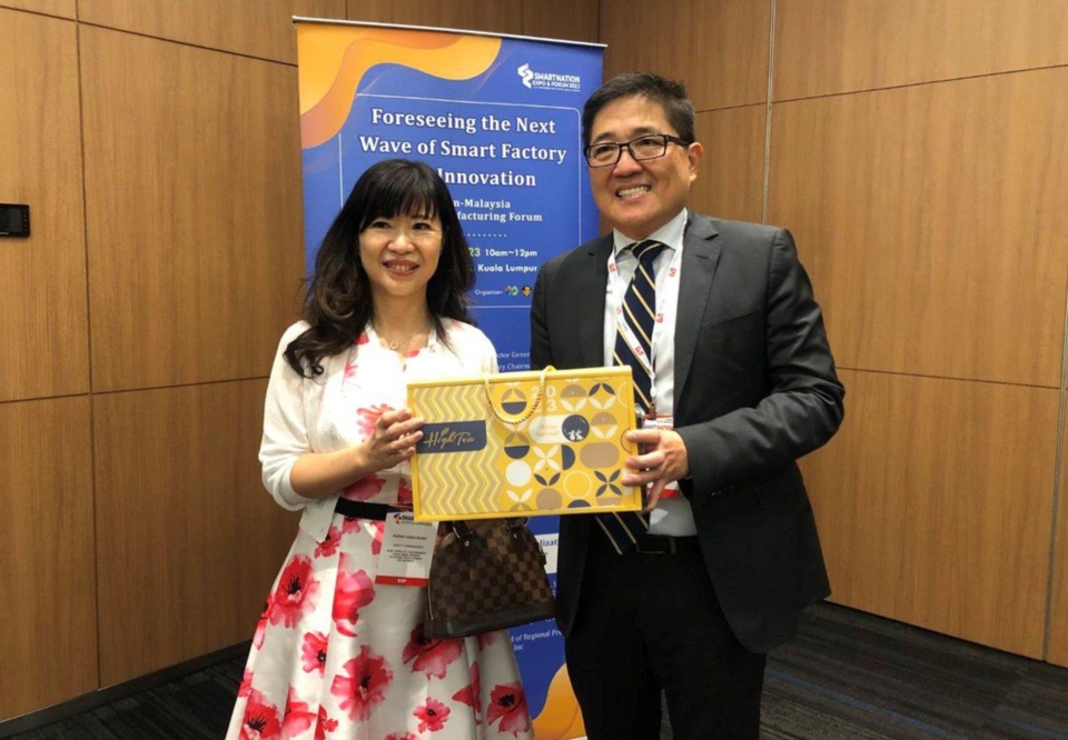 經發局盛筱蓉副局長(左)與馬來西亞台灣商會聯合總會林凱民總會長合影。新北市政府經濟發展局／提供