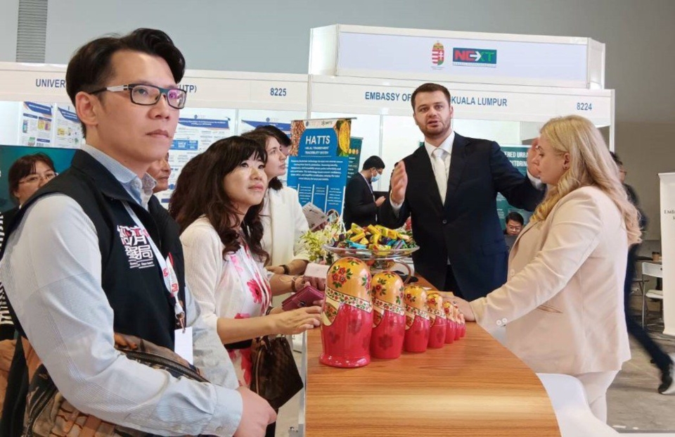 經發局盛筱蓉副局長(左2)參觀俄羅斯軟體公司intermobility，瞭解都市交通系統的解決方案。圖：新北市政府經濟發展局／提供