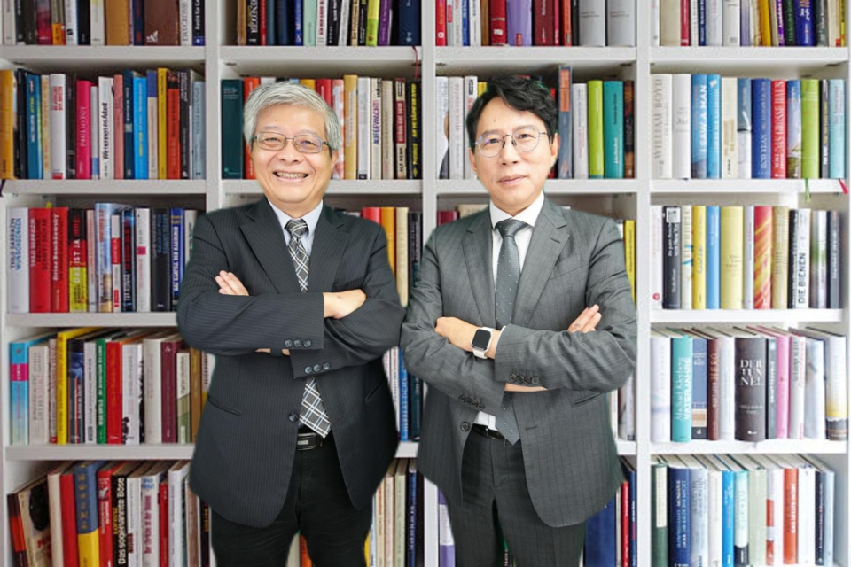 數位轉型學院院長詹文男（左）本周特別邀請車輛研究測試中心董事長王正健（右）來分享台灣在自駕車領域的研發、測試與驗證的現況與趨勢。數位轉型學院／提供