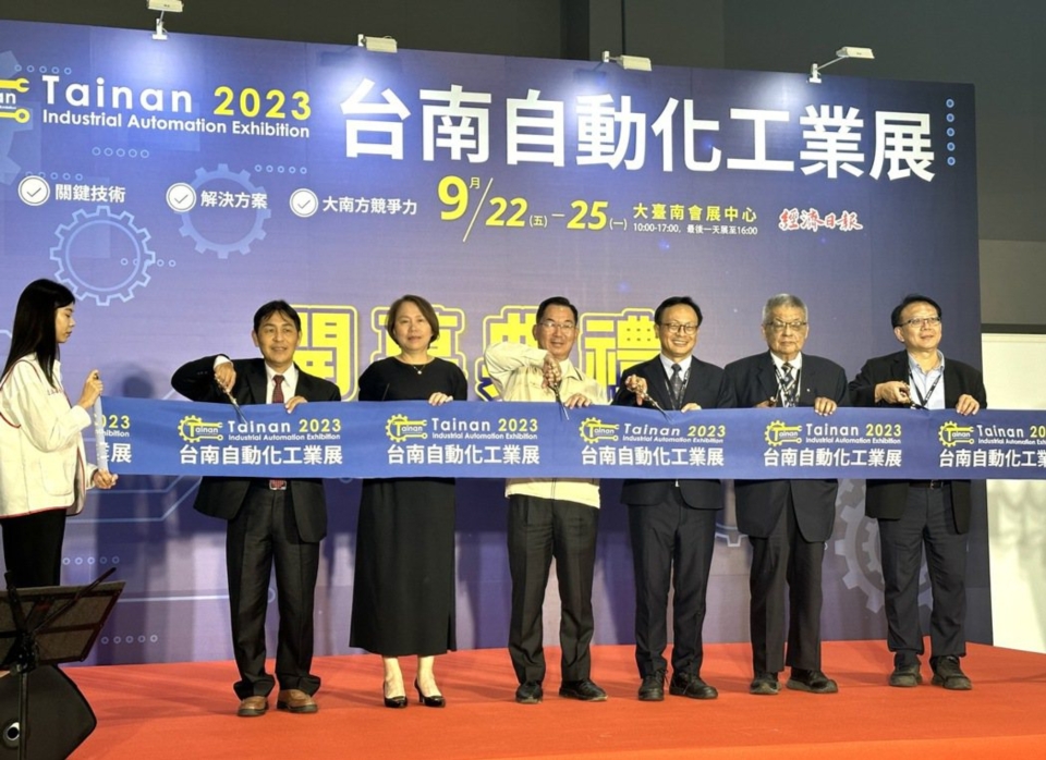 南部科學園區管理局副局長鄭秀絨參與開幕式剪綵。 黃啟銘/攝影。