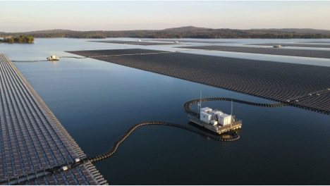 為 EGAT 在泰國東北部的詩琳通水庫頂部建造世界最大的水力浮動太陽能混合項目。 泰國投資委員會/提供