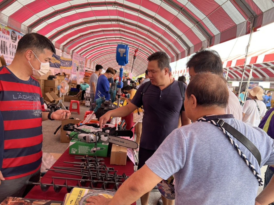 雲林國際農業機械暨資材展今天開幕，受到缺工、極端氣候影響，今年智能、電動農機及溫網室設施的占比超過3成，現場農民對新型農機都很感興趣。記者陳雅玲／攝影