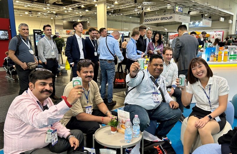 盈錫帶印度買主來EMO展台灣館喝啤酒談生意。貿協／提供