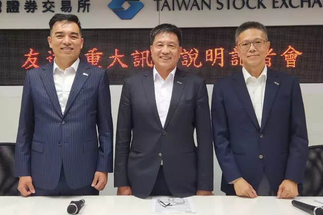 友達擬以企業價值6億歐元（約新台幣204億元）收購德商BHTC全數股權，友達執行長柯富仁（左起）、董事長彭又又浪、財務長曾煜智出席重訊說明會。記者蔡靜紋╱攝影
