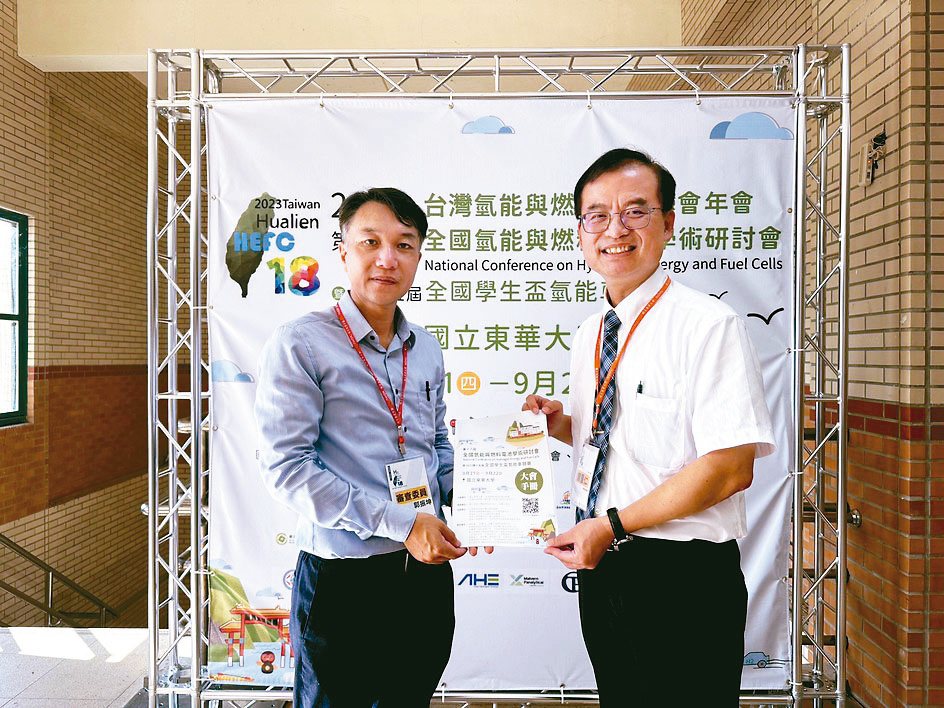 台灣氫能與燃料電池學會新任理事長中山大學教授郭振坤（左），與卸任理事長中央大學教授曾重仁合影。郭振坤／提供