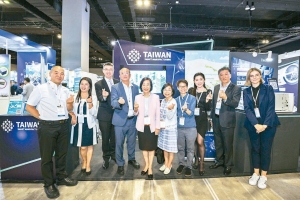 PMC协理周丽蓉（左二）、贸易署署长江文若（左五）与伙伴及贵宾合影。台湾电子设备协会／提供 