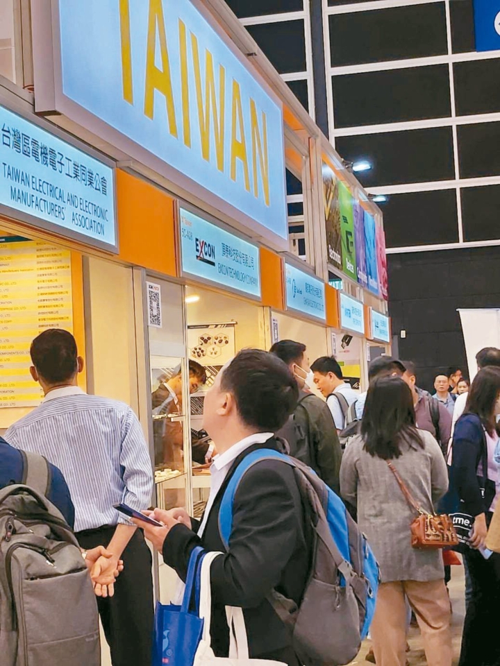 香港秋電展開幕首日，台灣形象館吸引大批買家人潮。周祖誠／攝影