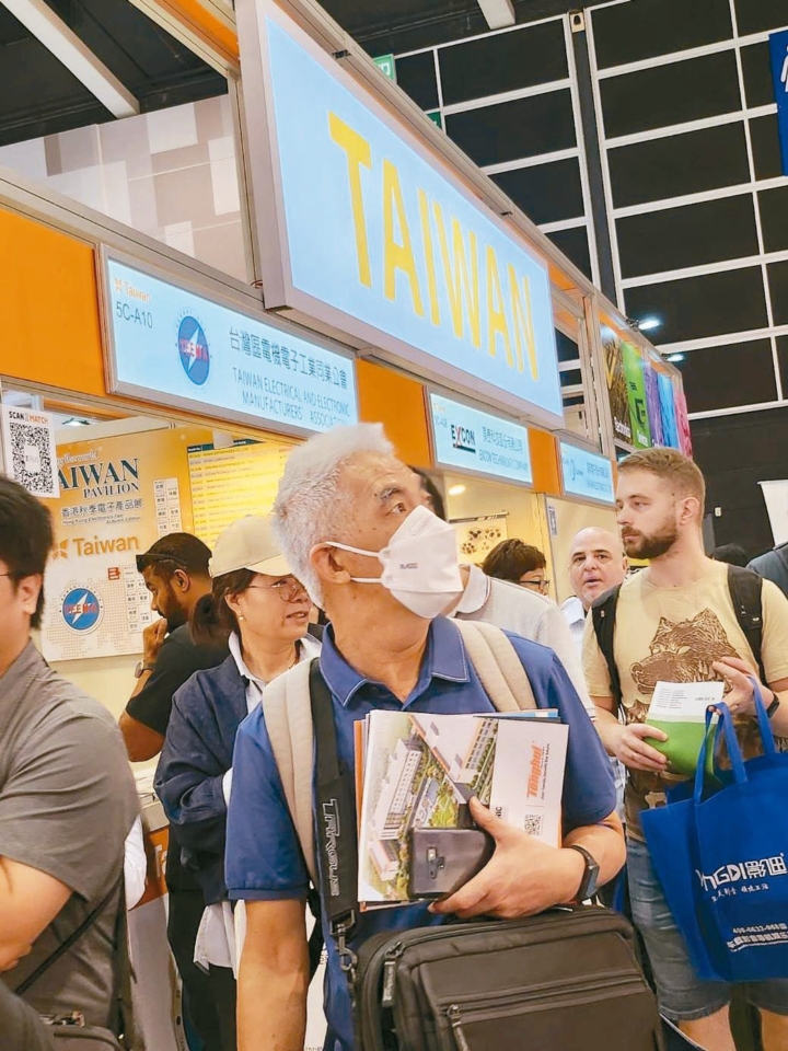 來自歐美亞洲各國買家湧入香港秋電展台灣形象館。 周祖誠／攝影