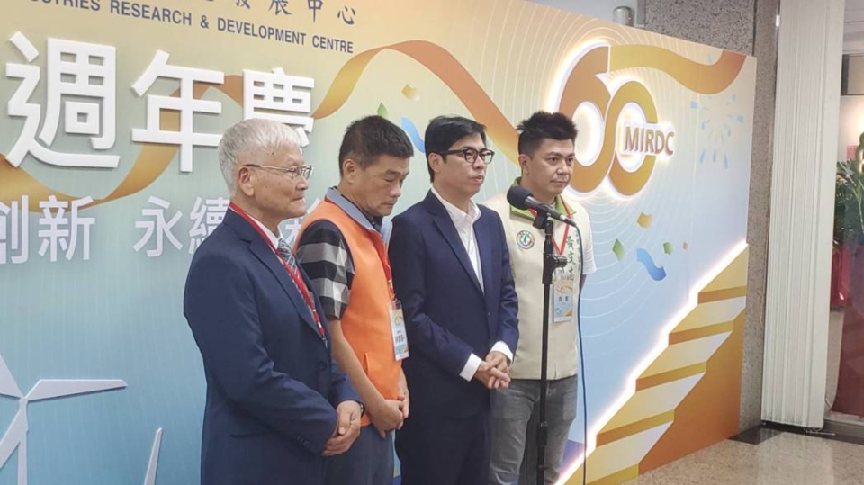 高雄市長陳其邁（右二）今出席金屬工業研究發展中心60周年慶，他來向金屬中心致敬。記者王勇超／攝影