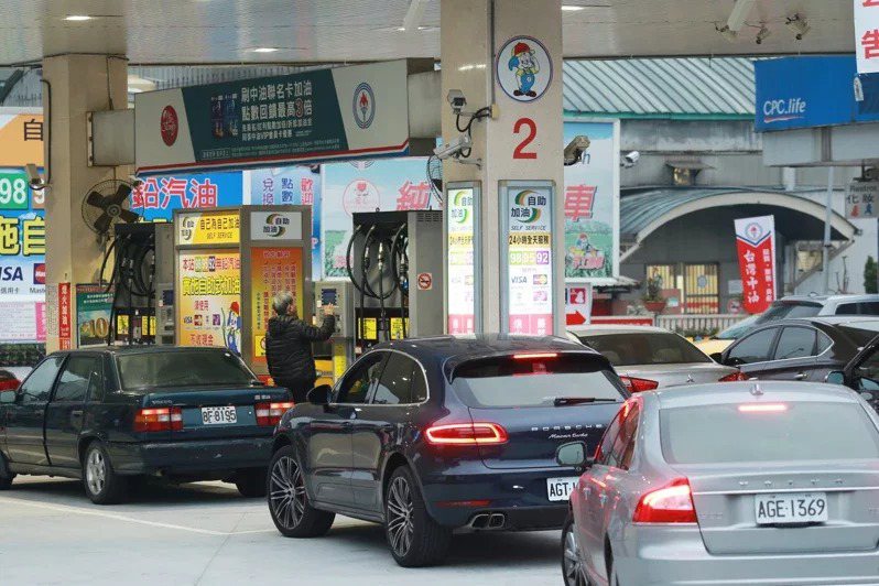 環境部今修正發布新車排氣審驗增加道路測試規定，未來新車排氣審驗除在實驗室測試外，還須在道路中模擬實際行駛狀況進行測試，讓車輛排氣更接近實際狀況。聯合報系資料照