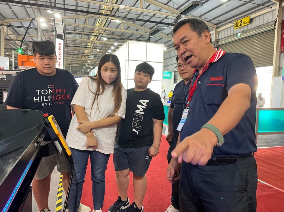 富豪機電總經理呂芳諺親為客戶詳細講解CNC車床送料機。 洪雅雯／攝影